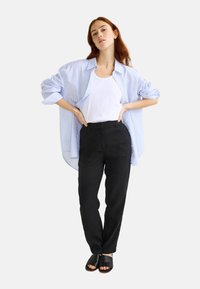 Monoprix À TAILLE SEMI-ÉLASTIQUÉE  - Pantalon classique - noir