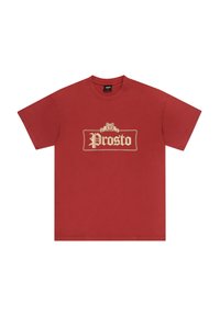 Czerwona bawełniana koszulka z krótkim rękawem, z beżowym logo "Prosto" w dekoracyjnym obramowaniu na klatce piersiowej.