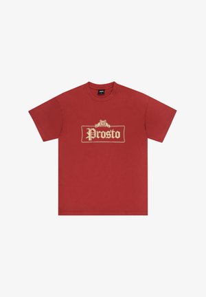 Czerwona bawełniana koszulka z krótkim rękawem, z beżowym logo "Prosto" w dekoracyjnym obramowaniu na klatce piersiowej.