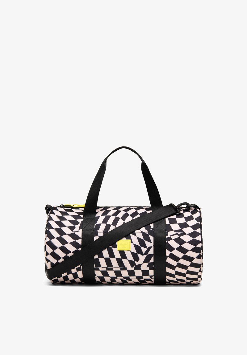 Sac de sport noir et blanc à carreaux avec motif torsadé, poignées noires, bandoulière réglable, tirette de fermeture éclair jaune et écusson logo.