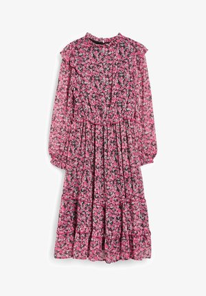 Robe midi à manches longues rose à fleurs avec col à volants, taille élastique et jupe à étages sur fond blanc.