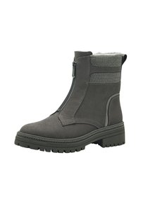 Botte de cheville en suède gris avec une fermeture éclair sur le côté, doublure en polaire et accents texturés. Semelle épaisse à crampons pour traction et soutien.
