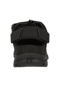 Svart sandal med två justerbara remmar, öppen bak, vadderad sula och texturerad gummibotten för grepp och hållbarhet.