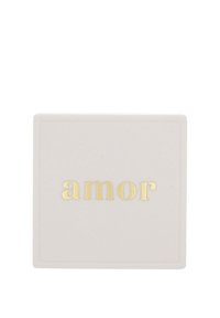 Piatto quadrato in ceramica rosa chiaro con una superficie liscia, con la parola "amor" in lettere metalliche dorate.