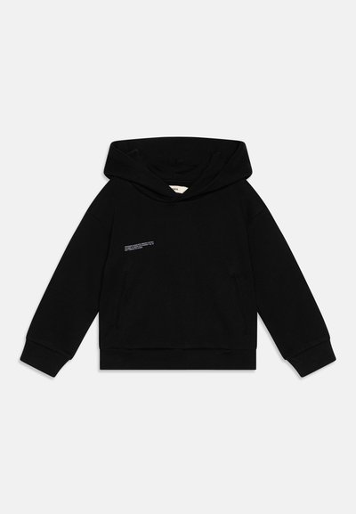 Sweatshirt preto com capuz em tecido suave, apresentando um bolso canguru e um pequeno detalhe de texto no peito. Punhos e bainha canelados.