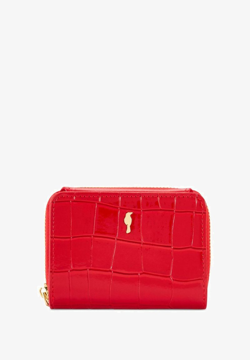 Czerwony portfel w wzór krokodylej skóry, wykonany z błyszczącego materiału, z logo w złotym akcentem i zapięciem na zamek. Kompaktowy i prostokątny kształt.