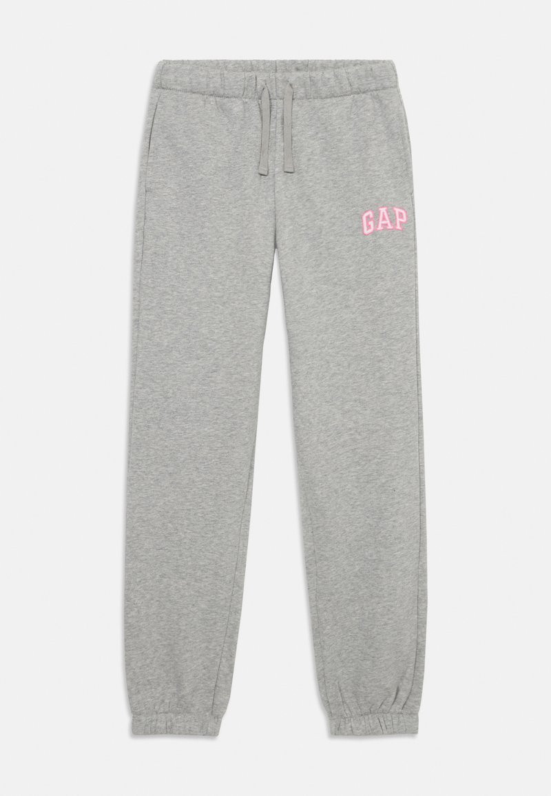 Grå joggebukser med elastisk midje og snor. Har en rosa "GAP" logo på øvre venstre ben. Taperte mansjetter ved anklene.
