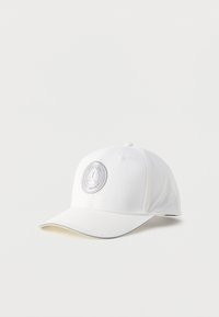 Λευκό καπέλο μπέιζμπολ με στρογγυλό ασημί λογότυπο στο μπροστινό μέρος, με κυρτή γείσο και ρυθμιζόμενο λουράκι στο πίσω μέρος. Λεία υφή υφάσματος.