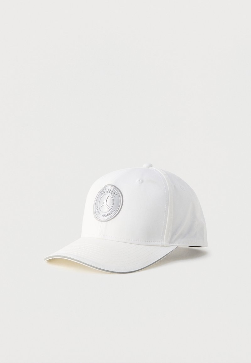 Λευκό καπέλο μπέιζμπολ με στρογγυλό ασημί λογότυπο στο μπροστινό μέρος, με κυρτή γείσο και ρυθμιζόμενο λουράκι στο πίσω μέρος. Λεία υφή υφάσματος.
