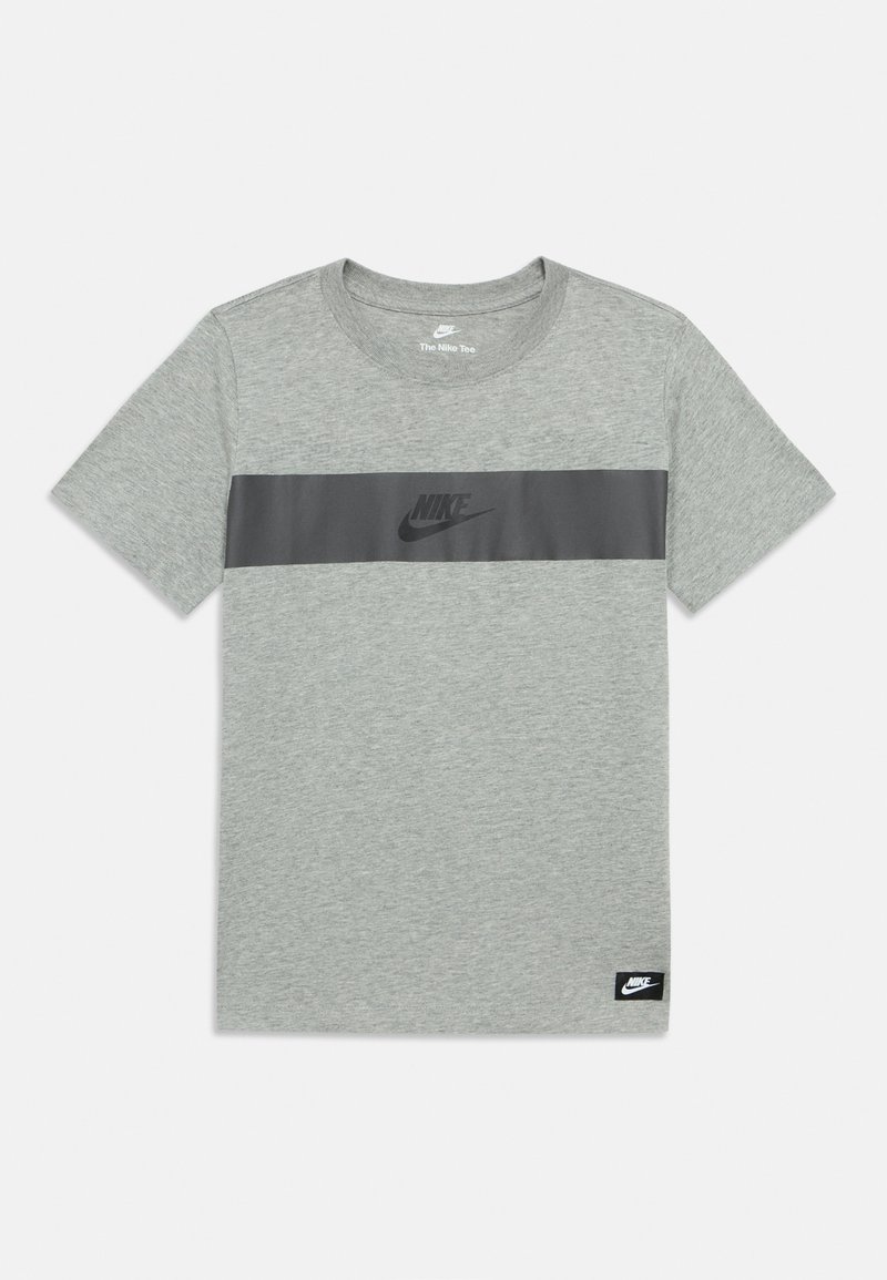 Siva bombažna majica s črnim vodoravnim trakom z logotipom Nike. Okrogla izreza, kratki rokavi in etiketa na spodnjem robu.