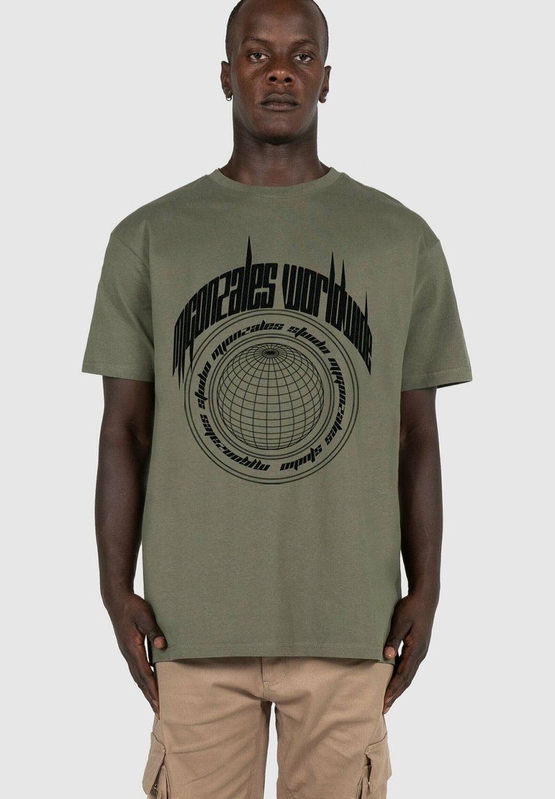 MJ Gonzales MÄNNER WORLDWIDE X HEAVY OVERSIZED - Nyomott mintás póló - olive