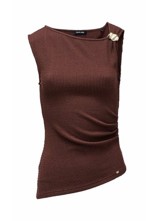 Haut sans manches texturé marron présentant un ourlet asymétrique, un ruché à l'avant et un accent doré à l'épaule. Étiquette de marque à l'intérieur.