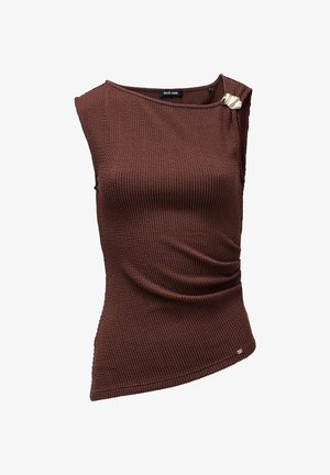 Haut sans manches texturé marron présentant un ourlet asymétrique, un ruché à l'avant et un accent doré à l'épaule. Étiquette de marque à l'intérieur.