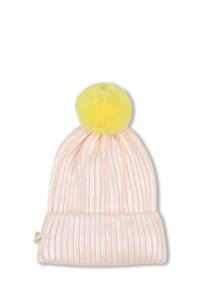 Rosa ribbet strikket lue med en myk gul faux fur pom-pom på toppen. Har en subtil glans gjennom hele stoffet. Brettet mansjett på bunnen.