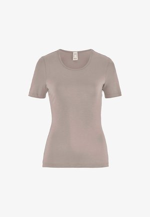 Lichtbruine nauwsluitende T-shirt met korte mouwen en ronde hals, weergegeven op een witte achtergrond.