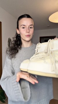 Sneakers spesse color crema con lacci texturizzati e suola spessa, caratterizzate da una tomaia liscia e un design con punta arrotondata.