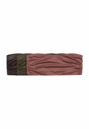 Tre rynkede stofhovedbånd i brun, olivengrøn og støvet rosa, lagdelt horisontalt på en hvid baggrund.