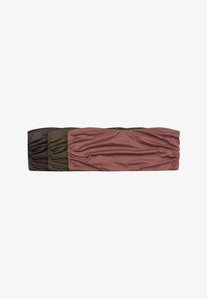 Tre rynkede stofhovedbånd i brun, olivengrøn og støvet rosa, lagdelt horisontalt på en hvid baggrund.