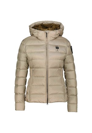 Giacca imbottita beige con cappuccio, dotata di zip completa, tasca sul petto con logo e polsini elasticizzati. Texture liscia e visivamente leggera.