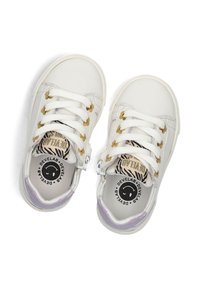 Witte leren sneakers met gouden veterogen, witte veters en een getextureerde neuskap. Het interieur heeft een patroon in de binnenzool en een lila-accent bij de hiel.