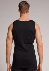 Schwarzes Tanktop aus glattem Stoff, mit ärmellosem Schnitt, Rundhalsausschnitt und taillierter Passform, wobei die Rückansicht gezeigt wird.