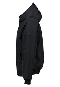 Veste bomber noire avec capuche, poignets et ourlet élastiques. Fabriquée en tissu lisse et résistant à l'eau. Comprend un petit logo brodé sur la manche.