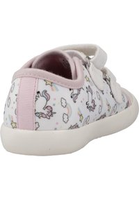 Scarpe per bambini con tomaia in tessuto bianco che presenta un motivo di unicorni e arcobaleni, dettagli rosa e una striscia a strappo per la chiusura.