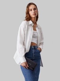Calvin Klein Jeans SCULPTED FLAP PHONE MONO - Torba čez telo - fashion black