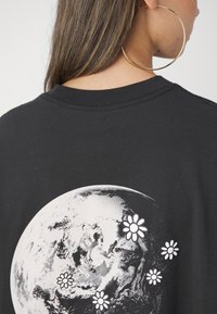 Levi's® SHORT STACK - Majica kratkih rukava s printom - caviar