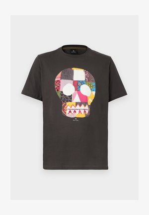 Fekete rövid ujjú póló, amelynek elején színes foltmintás koponya grafika látható középen, alatta pedig kis fehér szöveg.