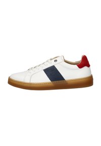 Baskets blanches avec une rayure bleu marine, accent rouge au talon, semelle en caoutchouc et bout rond. Dessus en cuir lisse avec un laçage à l'avant.