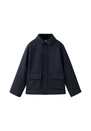 Chaqueta de lana azul marino oscuro con mangas largas, cierre frontal con botones, cuello abatible y dos grandes bolsillos con solapa.