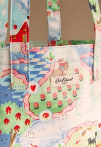 Audinio pirkinių maišelis su spalvingu žavingu kaimo žemėlapiu, gėlėmis, arkliu, namu ir etiketė "Cath Kidston London" priekinėje kišenėje.