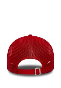 Rote Mesh-Kappe mit runder Krone, ausgestattet mit einem verstellbaren Riemen hinten und einer metallischen Schnalle. Das Design ist leicht und hat eine atmungsaktive Textur.