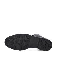 Zwarte rubberen laarzensole met een gegrofde gripstructuur, voorzien van groeven voor grip en reliëflogo's in het midden en op de hiel.