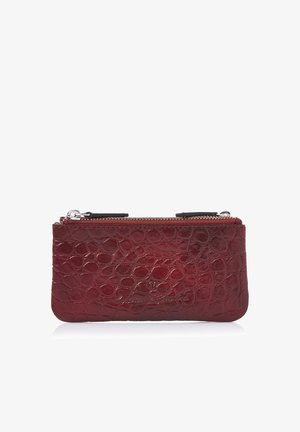 Kleine rechthoekige donkerrode krokodillenleer geperforeerde leren etui met twee zilveren ritssluitingen bovenop.