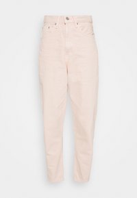 Pantalones de denim rosa claro con cintura alta, pierna recta y diseño de cinco bolsillos. Cuentan con cierre de botón metálico y una ligera textura.