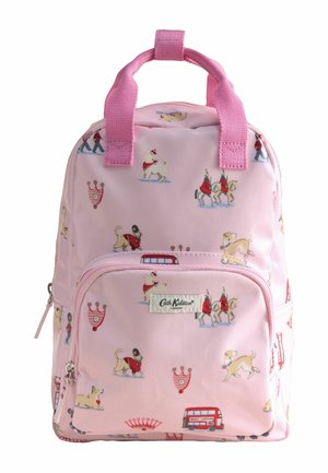 Sac à dos rose avec des poignées roses, décoré d'illustrations de chiens, soldats, chevaux, bus londoniens et couronnes.