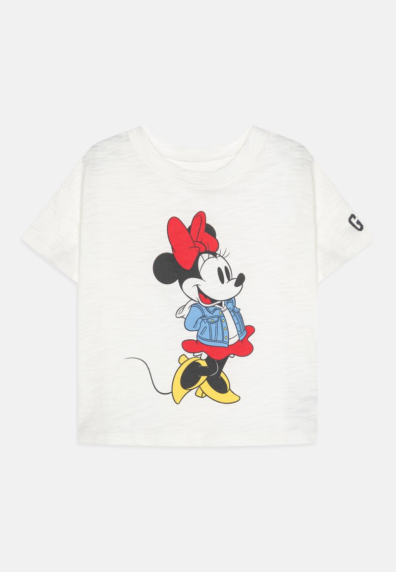 T-shirt curto de manga curta, branco, apresentando um personagem de desenho animado com uma gravata vermelha e saia, jaqueta de ganga, sapatos pretos e uma textura suave.