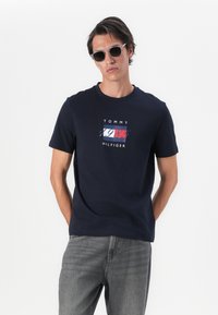 Tommy Hilfiger LINEAR FLAG GRAPHIC TEE UNISEX - T-shirts print - desert sky