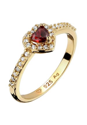 Bague en or avec une pierre précieuse rouge en forme de cœur au centre, entourée de petites pierres transparentes le long du bandeau, marquée "925 Ag" à l'intérieur.