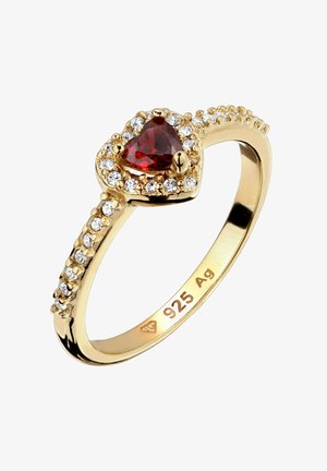 Goldener Ring mit einem herzförmigen roten Edelstein in der Mitte, umgeben von kleinen klaren Steinen entlang des Rings, innen mit "925 Ag" markiert.