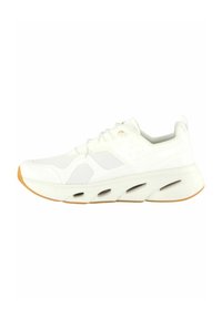Weiße Sportschuhe aus Mesh-Gewebe mit Gummisohle, runder Zehenform, gepolstertem Knöchelbereich und mehreren Belüftungsöffnungen an den Seiten.
