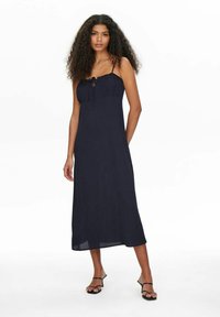 Marineblaue Maxikleid mit verstellbaren Spaghetti-Trägern, gerafftem Oberteil und einem Bindedetail, aus leichtem Stoff mit glatter Textur.