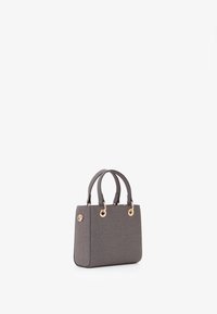 Borsa grigia texturizzata con due manici superiori, dotata di hardware dorato e forma quadrata minimalista.