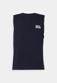 Marinblå ärmlös t-shirt i bomull med en liten vit grafisk textdesign på vänster bröstområde. SLSLJY}