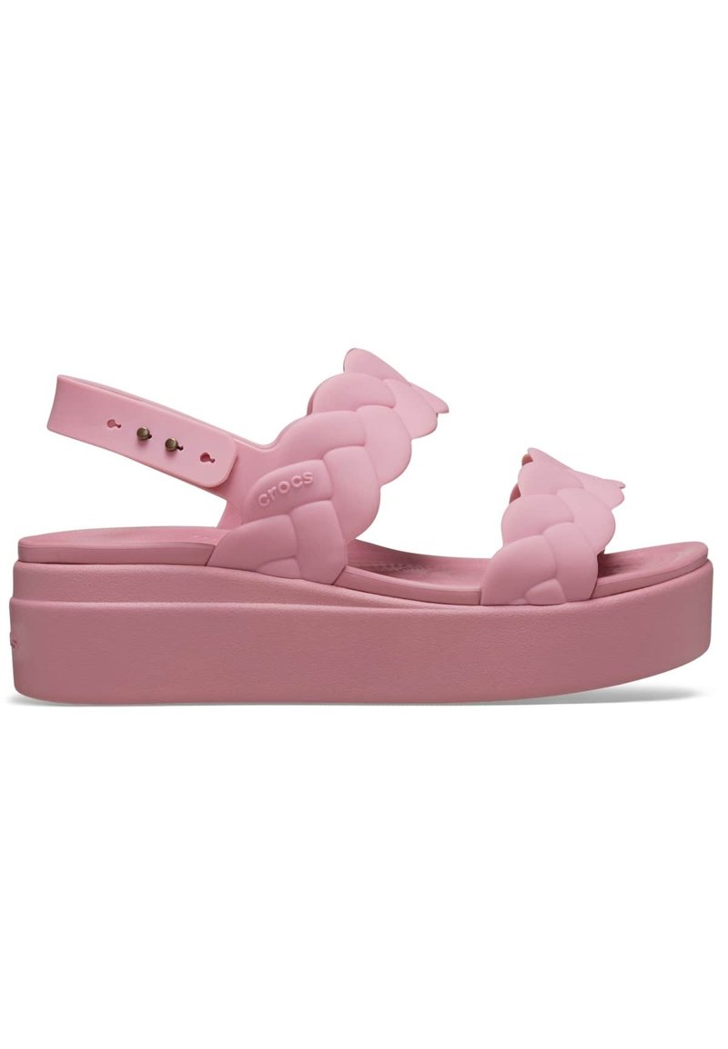 Sandales à plateforme roses avec des straps texturés et tressés, et un semelle contournée, fabriquées en matériau léger, avec une sangle arrière pour le soutien.