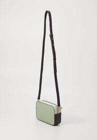 Borsa a tracolla con parte anteriore verde menta, base viola scuro e dettagli blu chiaro. Include hardware dorato e tracolla regolabile.