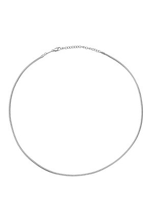 Collier chaîne fine en argent avec petit fermoir et maillons réglables posé à plat sur fond blanc.