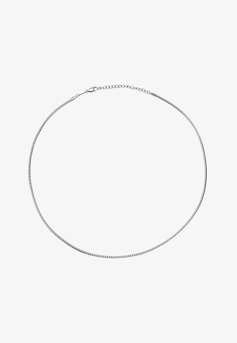 Collier chaîne fine en argent avec petit fermoir et maillons réglables posé à plat sur fond blanc.